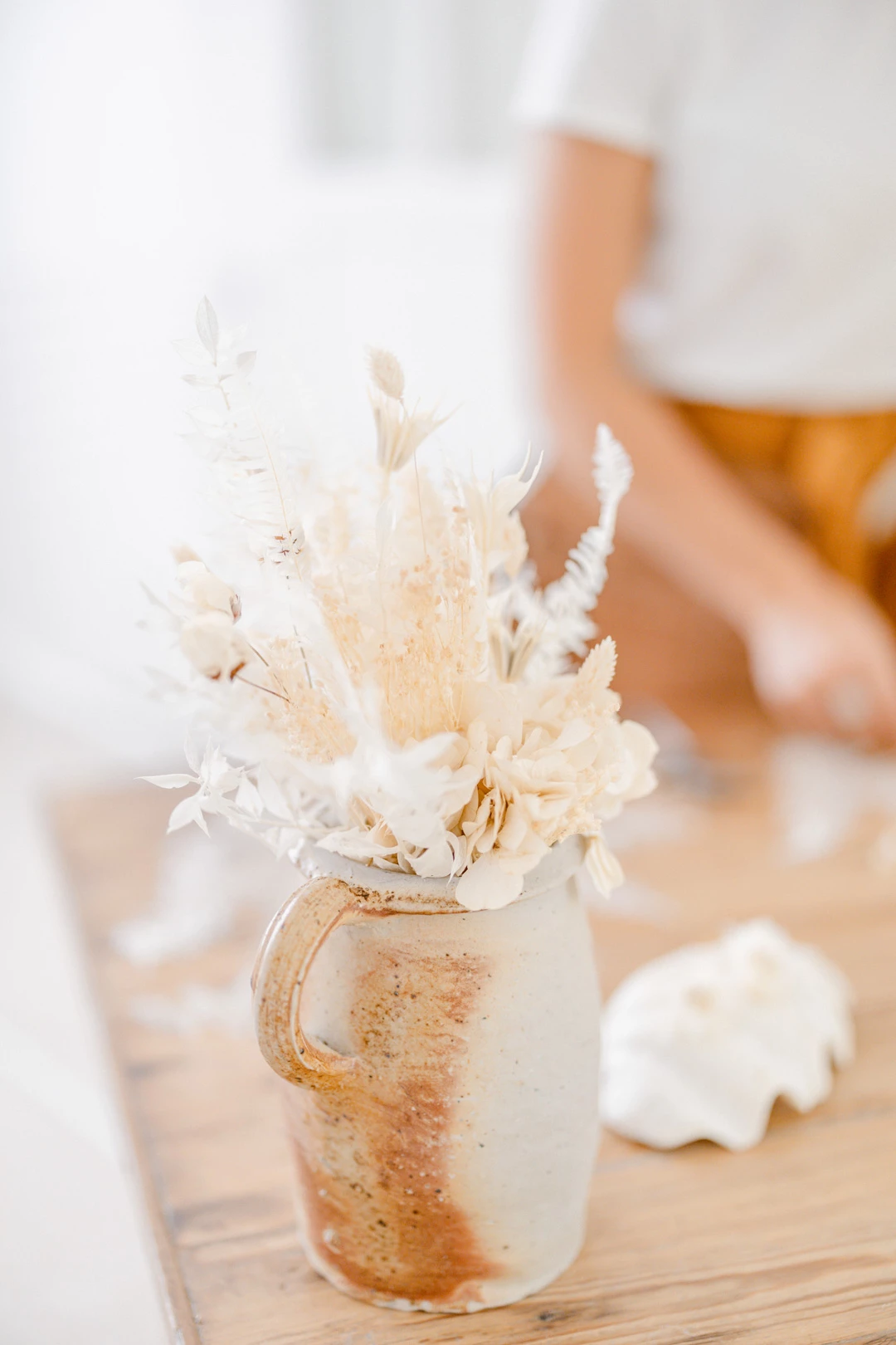 vase composition florale marron gris fleurs